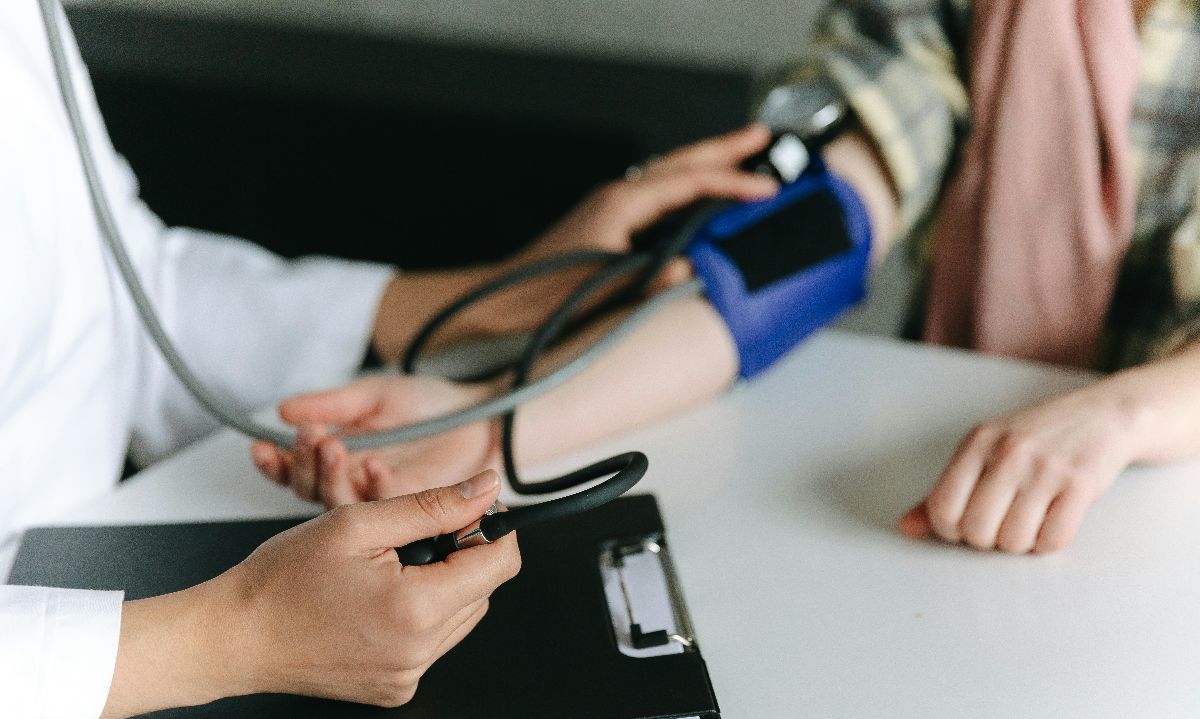 Foto de Thirdman : https://www.pexels.com/es-es/foto/un-trabajador-de-la-salud-que-mide-la-presion-arterial-de-un-paciente-con-un-esfigmomanometro-7659564/