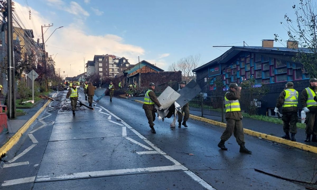 Cien carabineros fueron desplegados en Puerto Varas para apoyar a la comunidad tras tornado