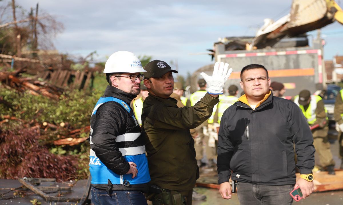 Frutillar apoya a Puerto Varas tras paso de tornado con maquinaria, personal y ayuda solidaria
