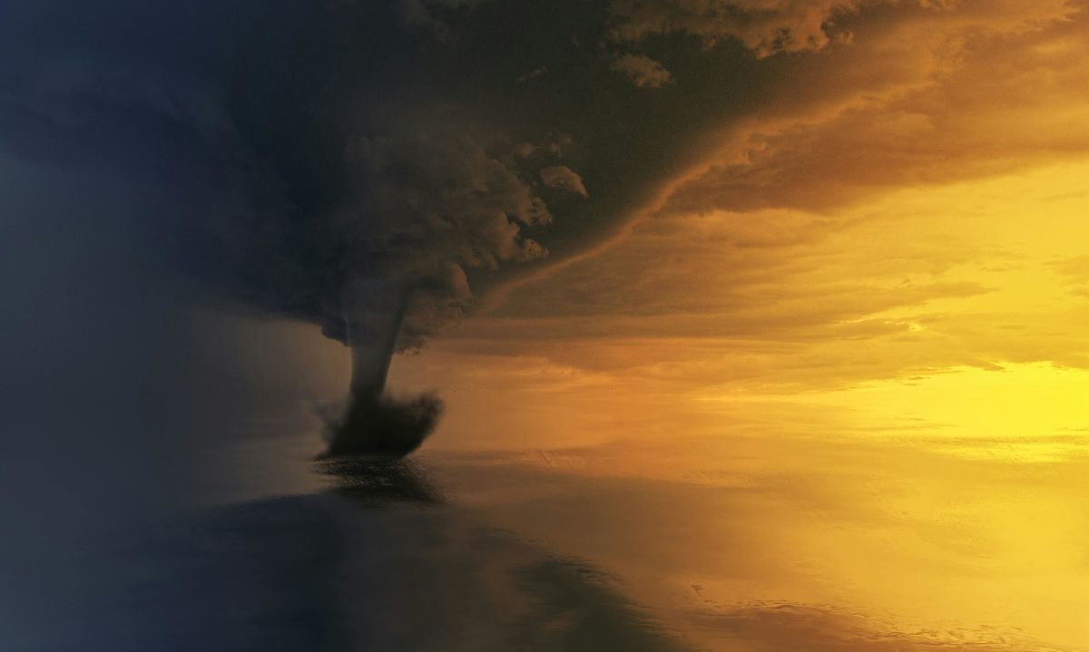 Foto de Johannes Plenio: https://www.pexels.com/es-es/foto/tornado-en-cuerpo-de-agua-durante-la-hora-dorada-1119974/