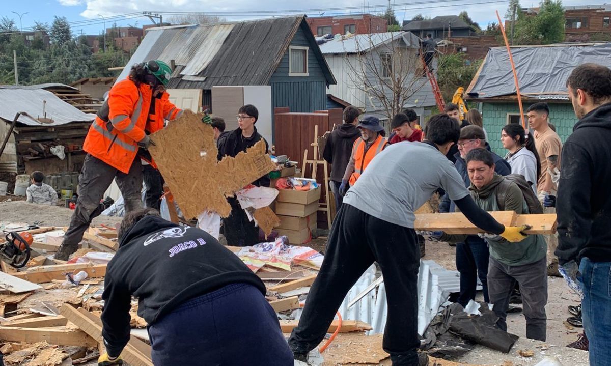 Estudiantes del Colegio San Francisco Javier acuden en ayuda a familias afectadas por el tornado en Puerto Varas