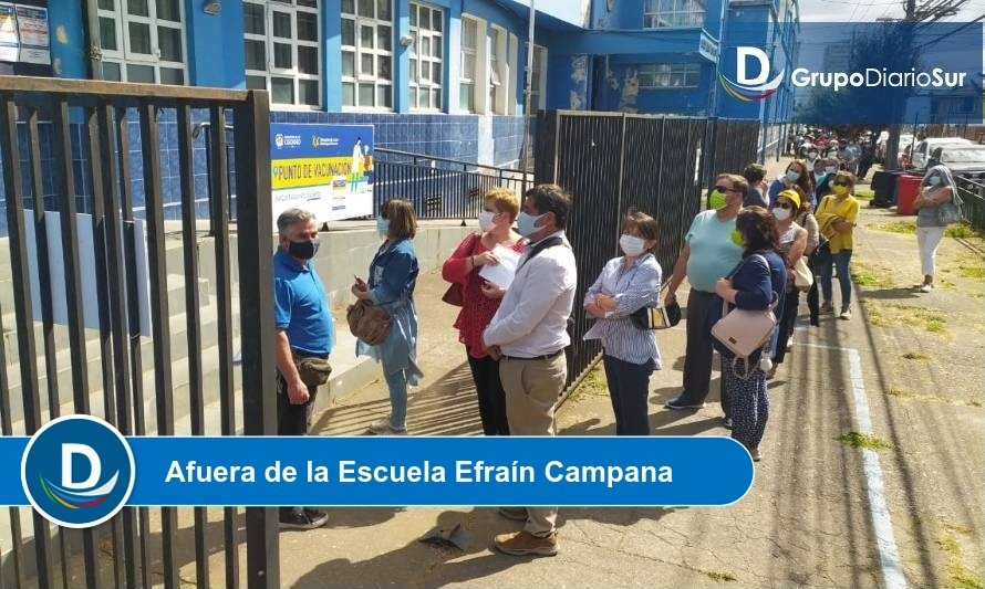 Por horas y bajo el sol trabajadores de la educación esperaron para recibir la vacuna