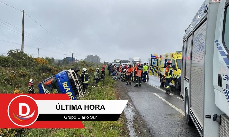 Minibús intercomunal volcó en ruta Puerto Varas-Puerto Montt