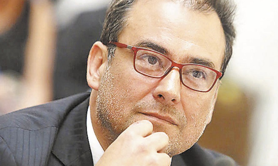 Diversas reacciones causó renuncia del fiscal del caso Sename, Marcos Emilfork
